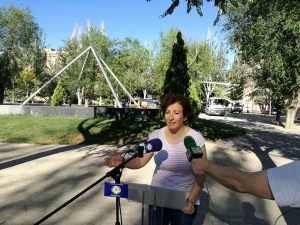 Cati Rodríguez dando explicaciones de las actuaciones de poda, tala y jardinería