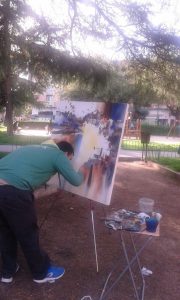 Chico pintando en el parque