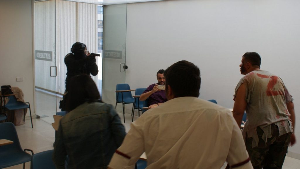Imágene de la entrada de los zombis en la sala de prensa durante la presentación