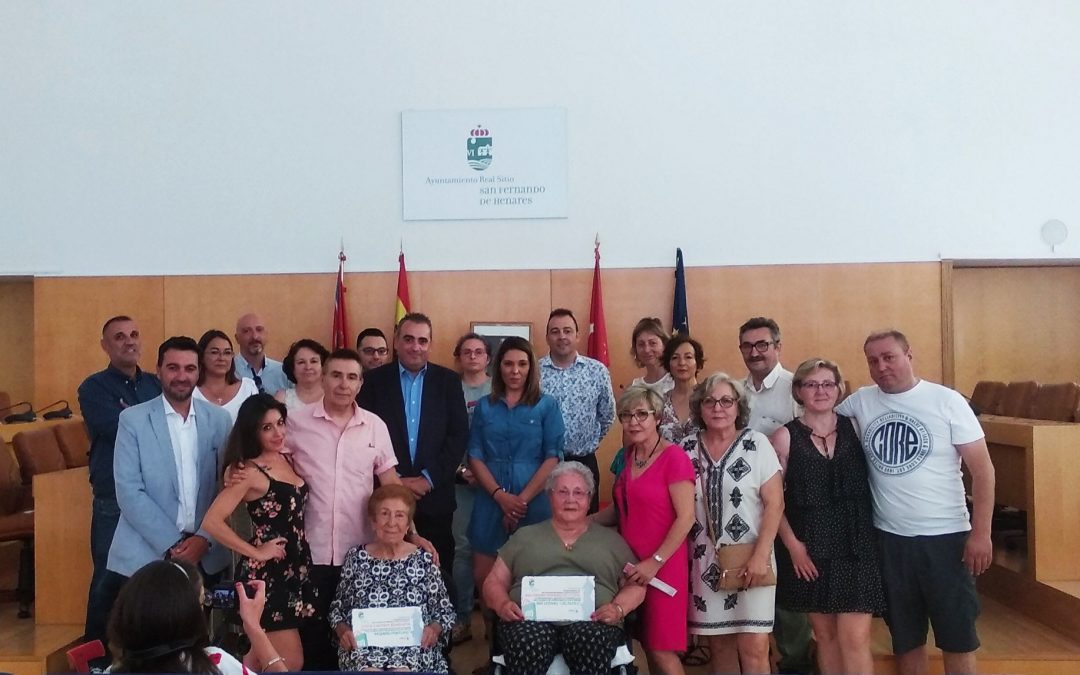‘Bar Lozano: Las Alitas’ y ‘Pequeños Pontejos’ reciben un reconocimiento público por su larga trayectoria y veteranía en el comercio y la hostelería