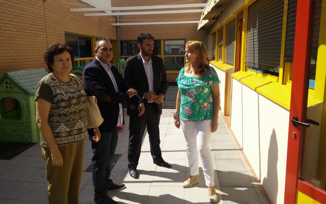Renovación de ventanas y puertas o el pintado de zonas exteriores, entre los trabajos de mejora acometidos en varios centros educativos durante el periodo vacacional