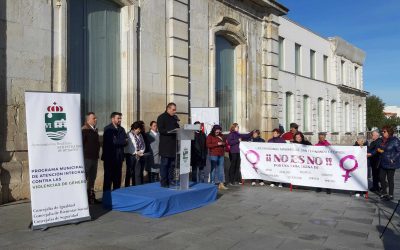 La lectura de una moción institucional y cinco minutos de silencio con motivo del Día Internacional contra la Violencia hacia las Mujeres