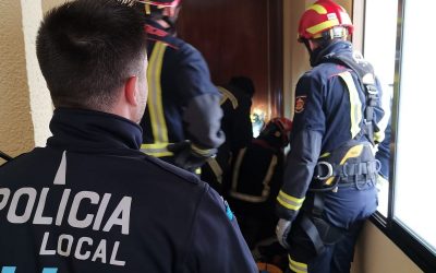 Policía Local colabora en el auxilio a una mujer de avanzada edad que no podía incorporarse tras una caída en su vivienda
