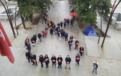 Silencio y globos rojos por el Día Internacional de Lucha contra el SIDA