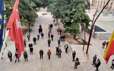 La lectura del manifiesto acordado en el Consejo de las Mujeres y un minuto de silencio rindieron sencillo y emotivo homenaje a las víctimas y supervivientes de violencia machista con motivo del 25N