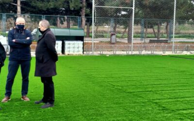 El alcalde de San Fernando de Henares, Javier Corpa, visita las obras de renovación del césped que se están acometiendo en el Campo-1 de fútbol del Polideportivo Municipal