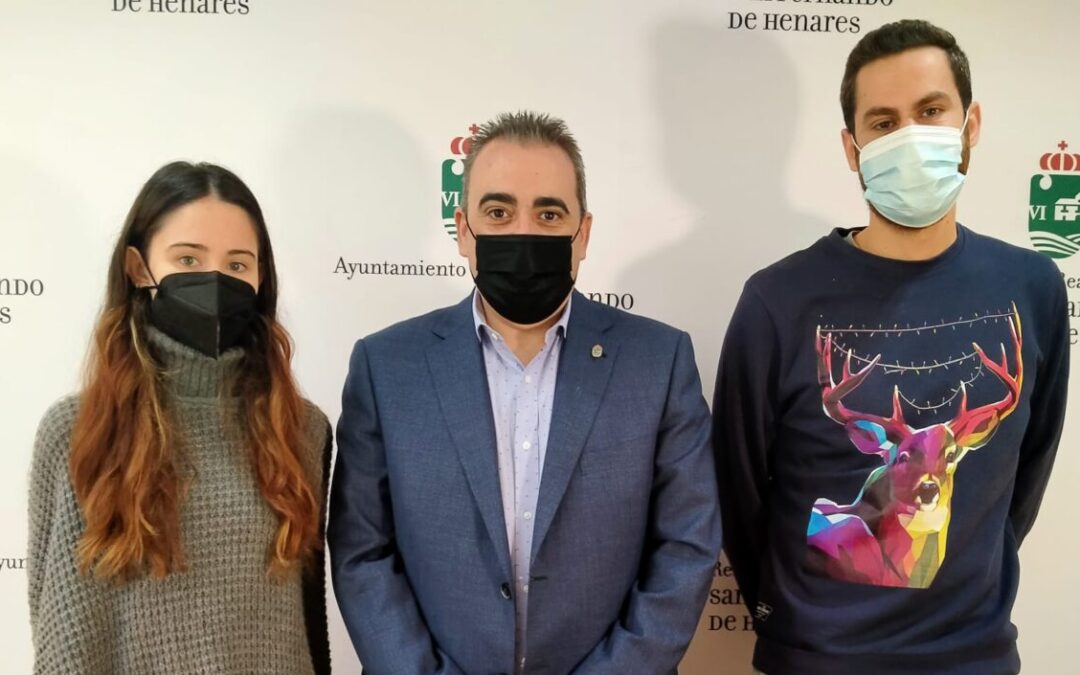 El alcalde, Javier Corpa, suscribe un convenio de colaboración con dos asociaciones para el control de las colonias felinas en el municipio
