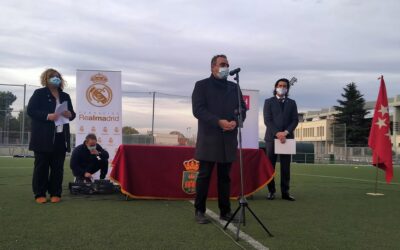 El alcalde, Javier Corpa; junto al embajador del Real Madrid, Santiago Solari; y la representante de CLH Zaloa Alonso; visitó a los/as niños/as de la escuela ‘socioeducativa’ de la Fundación Real Madrid