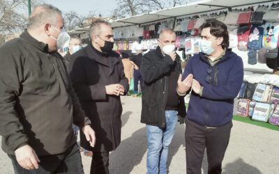 El alcalde, Javier Corpa, visita el mercadillo municipal para conocer, de primera mano, las necesidades de los/as comerciantes y mantiene su compromiso de ayuda a este sector
