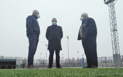 El alcalde, Javier Corpa, visita las obras de mejora acometidas en el Campo-1 de fútbol ubicado en el Polideportivo Municipal ‘Justo Gómez Salto’