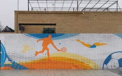 Drion y Flaseado ponen punto y seguido al proyecto ‘Sanfer Cambia’ con un espectacular mural en la fachada del Polideportivo Municipal ‘Justo Gómez Salto’