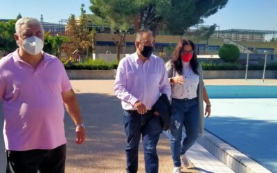 El alcalde, Javier Corpa, visita las obras que se están acometiendo en las instalaciones de la piscina municipal con motivo de su ‘puesta a punto’ para la reapertura del complejo este verano