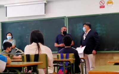 El alcalde de San Fernando de Henares, Javier Corpa, hace entrega de los premios del concurso de eslóganes contra el tabaco, que ha contado con la participación de cerca de 400 alumnos/as de 1º de la ESO de los tres institutos del municipio