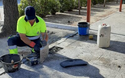 Los trabajadores integrantes del último plan de empleo desarrollan obras de mantenimiento y reparaciones en los centros educativos en estos meses de verano