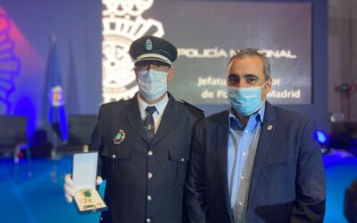 El subinspector jefe de la Policía Local, Gabriel Toledano, recibe la Medalla al Mérito Policial con distintivo blanco que otorga el Ministerio del Interior