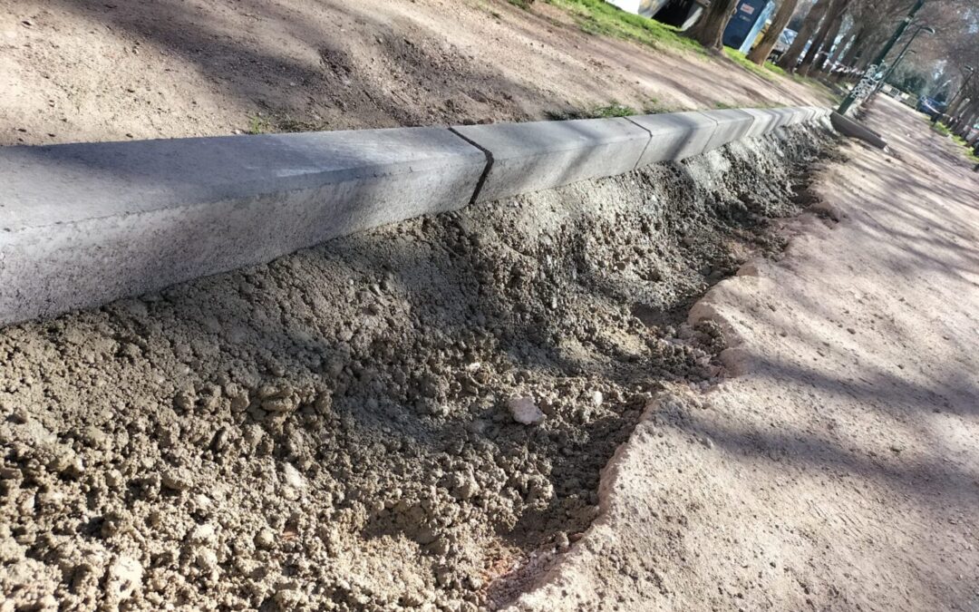 El alcalde de San Fernando de Henares, Javier Corpa, visita el bulevar de avenida de Zarauz donde se están llevando a cabo trabajos diversos para su renovación y mejora