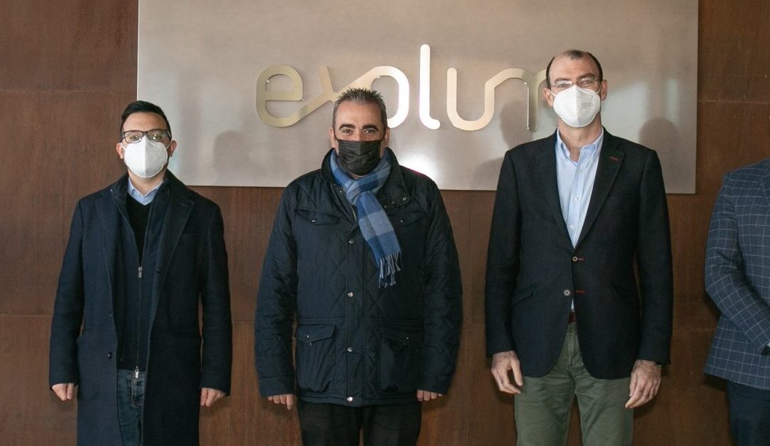 El alcalde de San Fernando de Henares, Javier Corpa, visita las instalaciones de la compañía Exolum