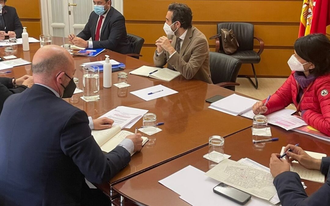 El alcalde de San Fernando de Henares, Javier Corpa, traslada la “urgente” necesidad de actuar en los impares de la calle Pablo de Olavide