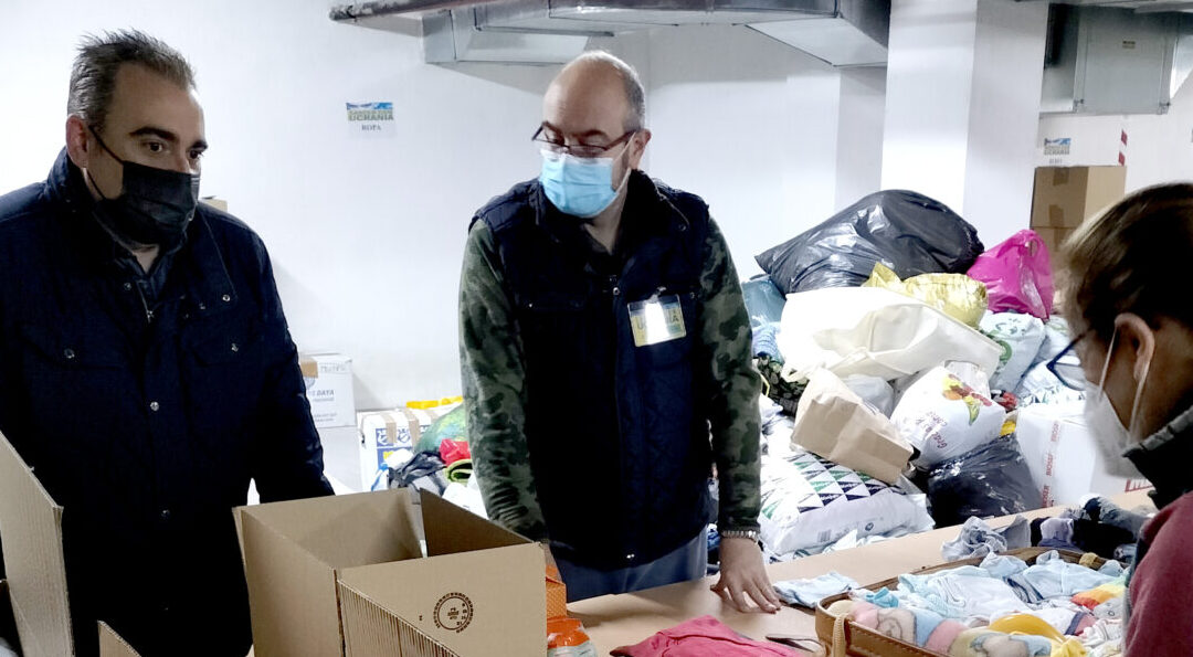 El alcalde de San Fernando de Henares, Javier Corpa, visita uno de los puntos de recogida de materiales con destino a Ucrania para agradecer, personalmente, la labor de los/as voluntarios/as