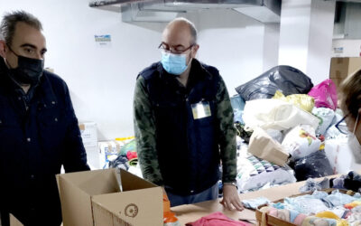 El alcalde de San Fernando de Henares, Javier Corpa, visita uno de los puntos de recogida de materiales con destino a Ucrania para agradecer, personalmente, la labor de los/as voluntarios/as