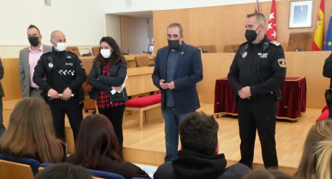 Cerca de 30 alumnos/as de los tres institutos de San Fernando de Henares pasarán cuatro jornadas con Policía Local para conocer su labor