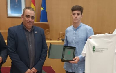 Merecido reconocimiento al nadador Jaime Peña tras conquistar la medalla de plata en 50 metros braza en el Campeonato de España