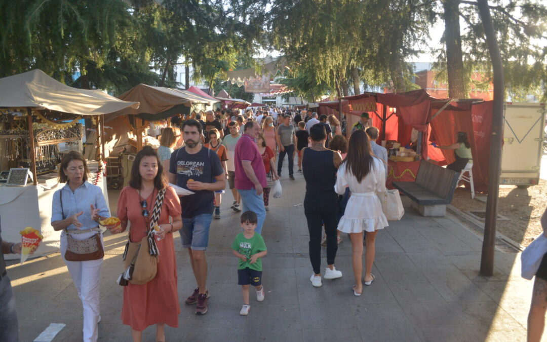 GALERÍA DE IMÁGENES: Baile y mercado goyesco en plaza de España por las Fiestas Patronales