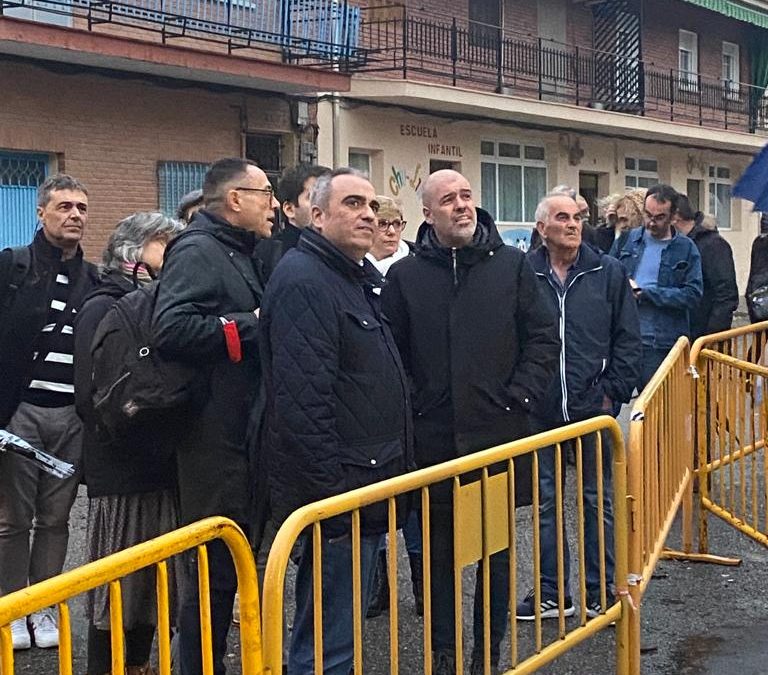El alcalde de San Fernando de Henares, Javier Corpa; y el secretario general de CCOO, Unai Sordo; se reúne con vecinos/as afectados por Metro