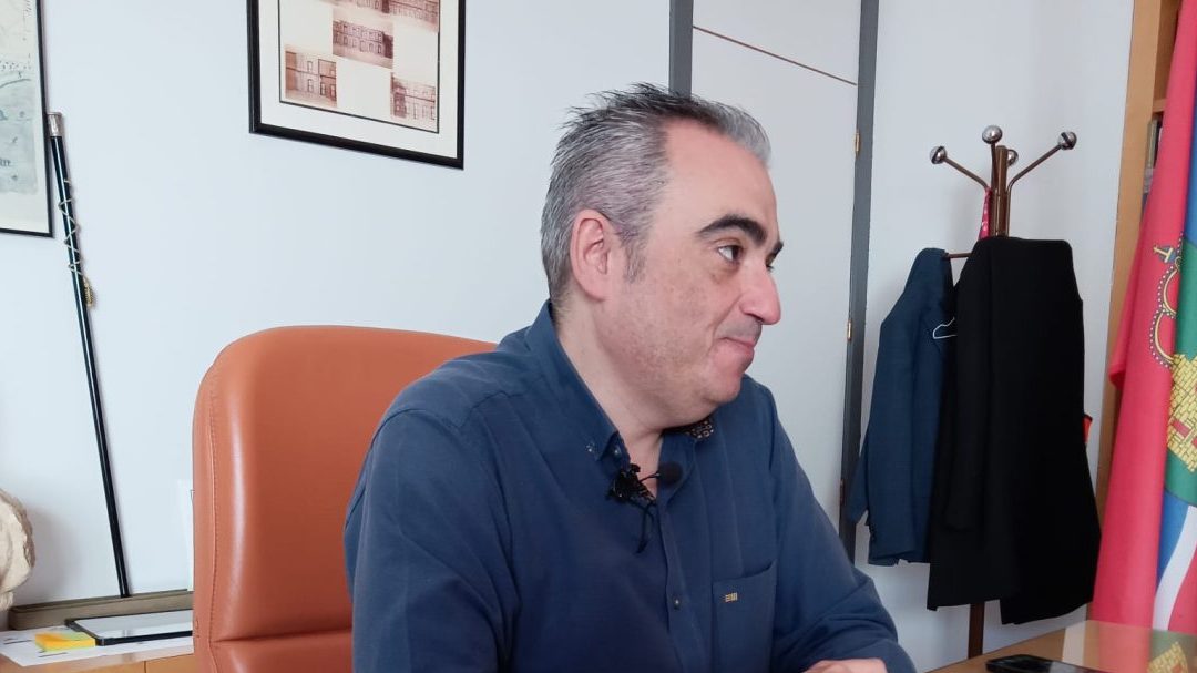 El alcalde de San Fernando de Henares, Javier Corpa; se reúne con el tejido social para dar cuenta del encuentro mantenido con la consejería sobre la grave problemática creada por la 7B