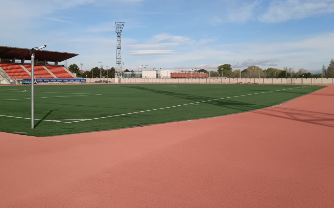 La nueva pista de atletismo y el césped del campo de fútbol ‘Santiago del Pino’ ya son una realidad