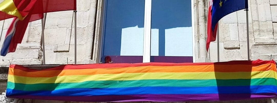 La fachada de la Casa Consistorial luce la bandera LGTBI con motivo de la celebración de las Jornadas del Orgullo
