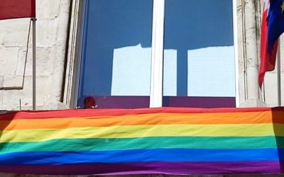 La fachada de la Casa Consistorial luce la bandera LGTBI con motivo de la celebración de las Jornadas del Orgullo