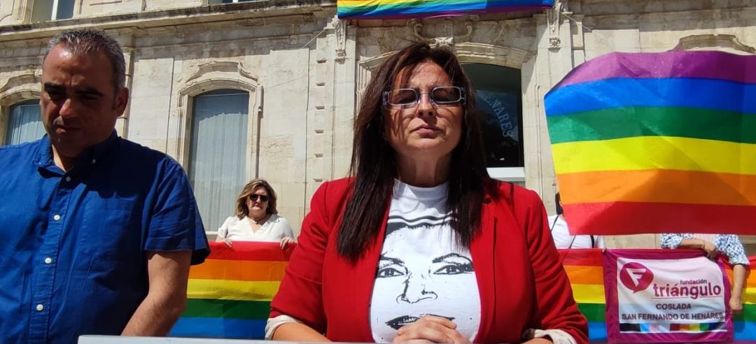El izado de la bandera multicolor en la fachada del Ayuntamiento de San Fernando de Henares y la lectura de un manifiesto dan inicio a las Jornadas del Orgullo LGTBI+