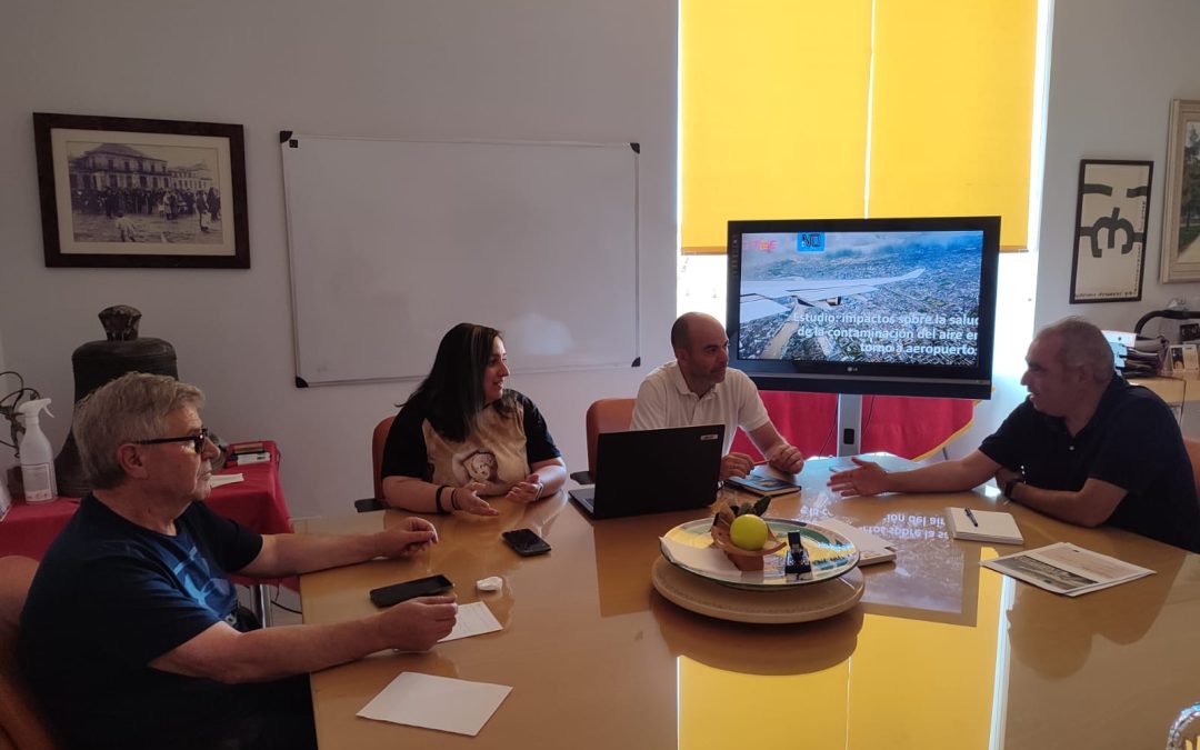 El alcalde de San Fernando de Henares, Javier Corpa; recibe a representantes de Ecologistas en Acción y de la Plataforma contra el Ruido, que han presentado un informe sobre el impacto del aeropuerto en la salud de los/as vecinos/as