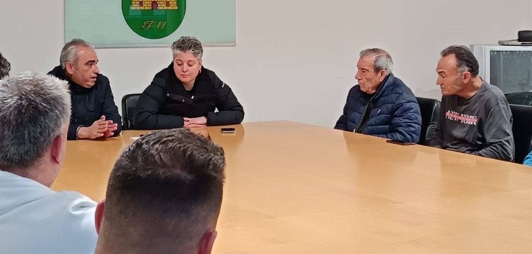 El alcalde, Javier Corpa; informa sobre la situación en el Polideportivo Municipal Justo Gómez Salto, que continúa cerrado