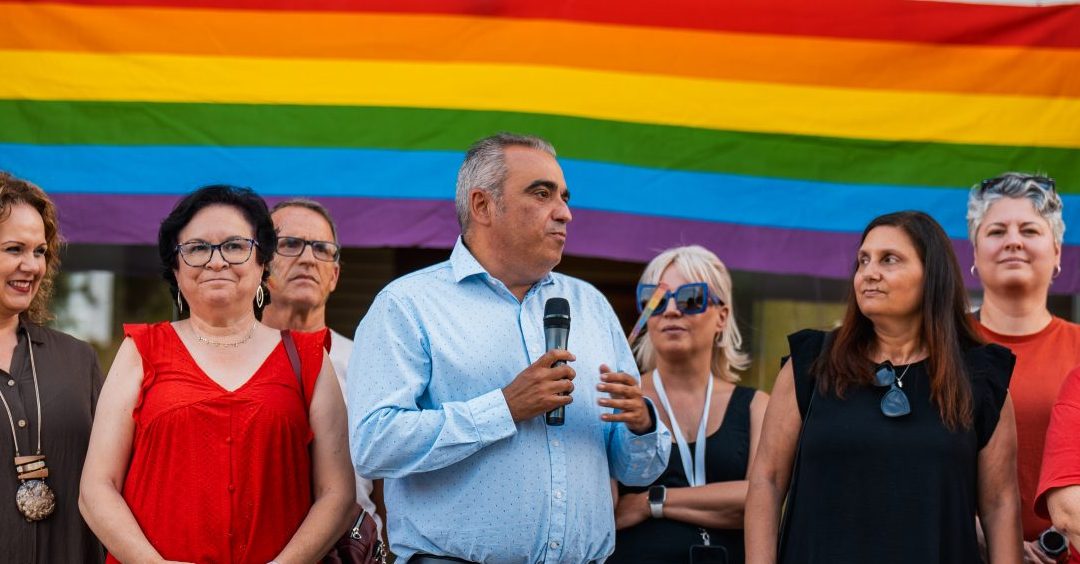 Inauguración de las jornadas LGTBI con un sencillo y reivindicativo evento: ‘Una flor, un derecho’ y habraá una GRAN FIESTA este sábado