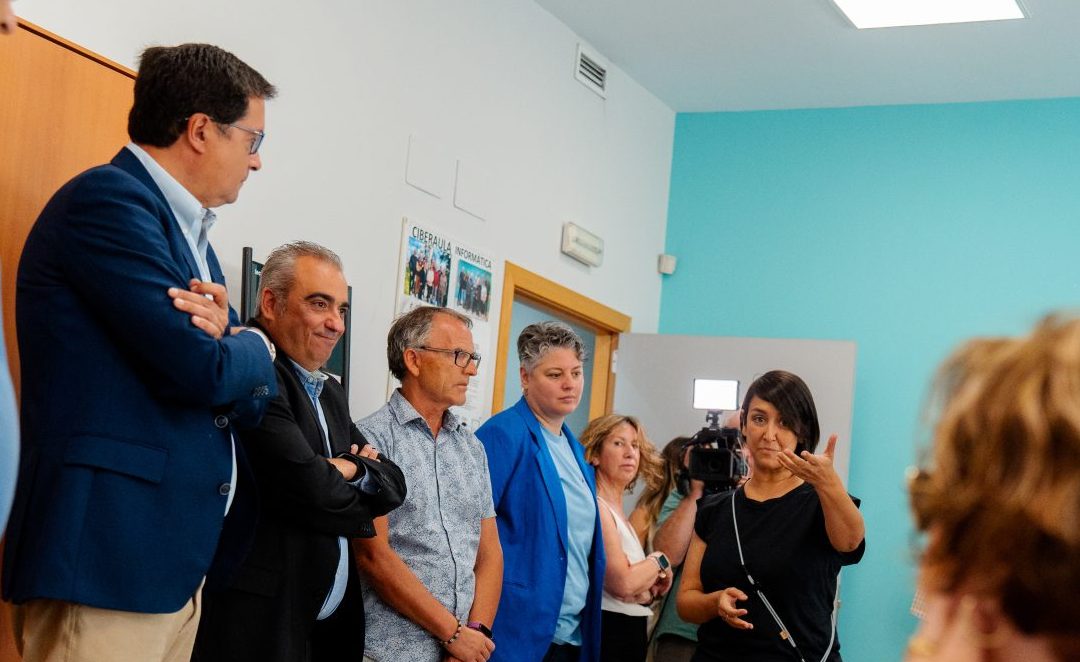 El alcalde, Javier Corpa; y el ministro para la Transformación Digital y de la Función Pública, Óscar López; visitan el Aula Abierta de Informática para mayores de San Fernando de Henares