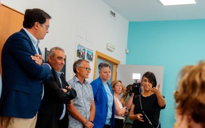 El alcalde, Javier Corpa; y el ministro para la Transformación Digital y de la Función Pública, Óscar López; visitan el Aula Abierta de Informática para mayores de San Fernando de Henares