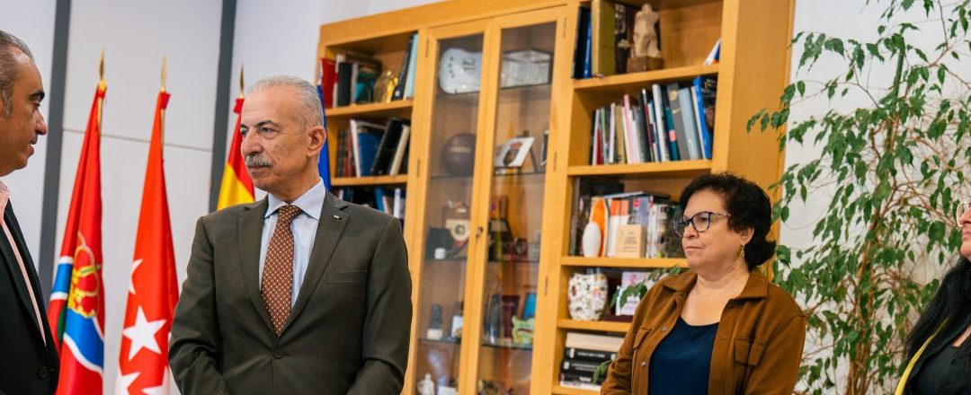El alcalde de San Fernando de Henares, Javier Corpa; ha recibido hoy al embajador del Estado de Palestina en un acto institucional de apoyo y solidaridad