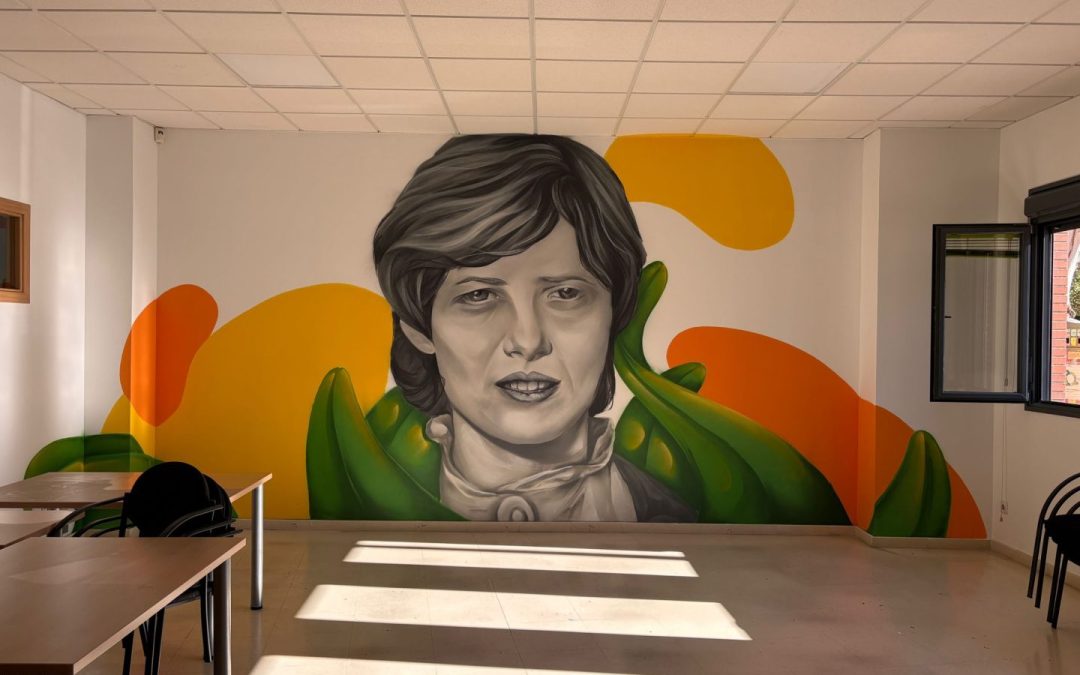 Un impresionante mural rinde homenaje a Petra Kelly en la sala del Centro de Participación Ciudadana y Empleo Marcelino Camacho que lleva el nombre de esta activista por la paz y defensora de los derechos humanos