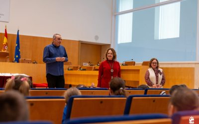 El alcalde de San Fernando de Henares, Javier Corpa; recibe a alumnos/as de primero de Primaria del CEIP Jarama en la Casa Consistorial