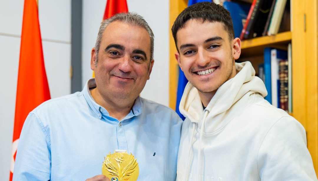 El alcalde de San Fernando de Henares, Javier Corpa; recibe al karateca y vecino, Iván Martín Montenegro que, recientemente, se ha coronado Campeón de Europa Sub21 en la categoría individual 