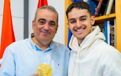 El alcalde de San Fernando de Henares, Javier Corpa; recibe al karateca y vecino, Iván Martín Montenegro que, recientemente, se ha coronado Campeón de Europa Sub21 en la categoría individual