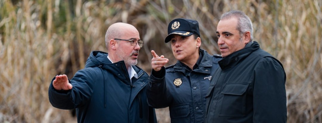El alcalde de San Fernando de Henares, Javier Corpa; acompaña al delegado del Gobierno en Madrid, Francisco Martín; durante una visita a las proximidades del río para interesarse por la situación 