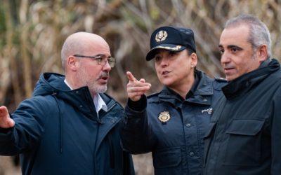 El alcalde de San Fernando de Henares, Javier Corpa; acompaña al delegado del Gobierno en Madrid, Francisco Martín; durante una visita a las proximidades del río para interesarse por la situación