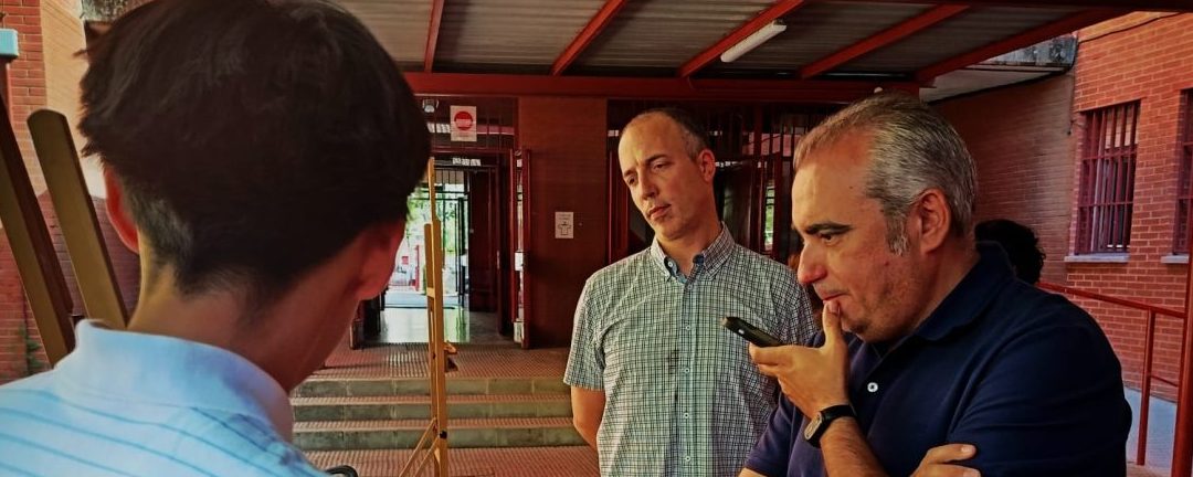 El alcalde de San Fernando de Henares, Javier Corpa; mantiene un encuentro con alumnos/as de 2º de la ESO del IES Vega del Jarama para conocer, de cerca, sus proyectos para la creación de nuevos espacios urbanos dedicados al colectivo 