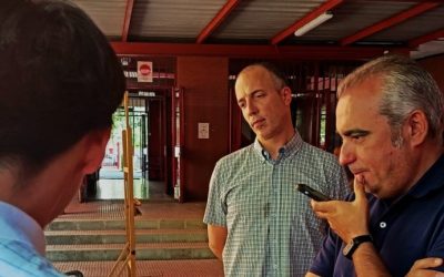 El alcalde de San Fernando de Henares, Javier Corpa; mantiene un encuentro con alumnos/as de 2º de la ESO del IES Vega del Jarama para conocer, de cerca, sus proyectos para la creación de nuevos espacios urbanos dedicados al colectivo